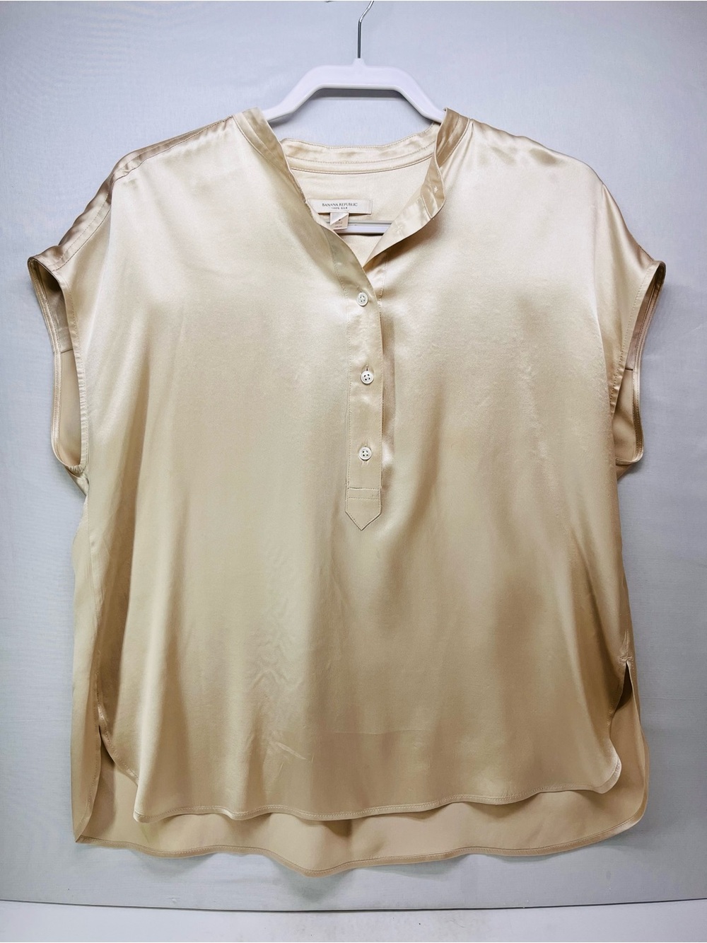 Banana Republic Silk  Dolman  Short-Sleeve Henley Blouse in Cream
